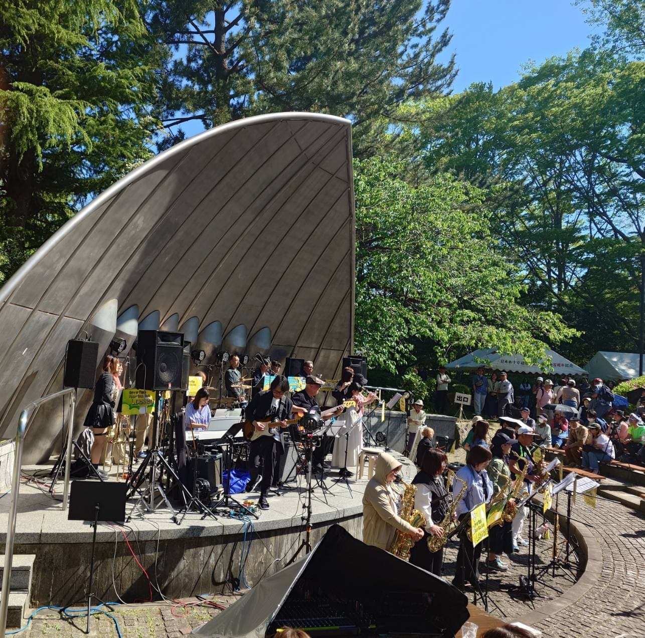 音楽祭で演奏する杜 Lemonnote Band